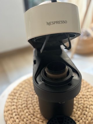 Cafetera Nespresso Vertuo Blanca y Negra (urge)
