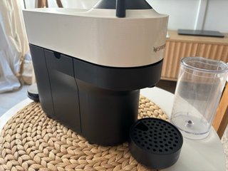 Cafetera Nespresso Vertuo Blanca y Negra (urge)