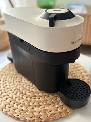 Cafetera Nespresso Vertuo Blanca y Negra (urge)