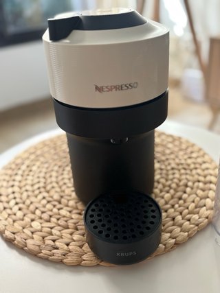 Cafetera Nespresso Vertuo Blanca y Negra (urge)
