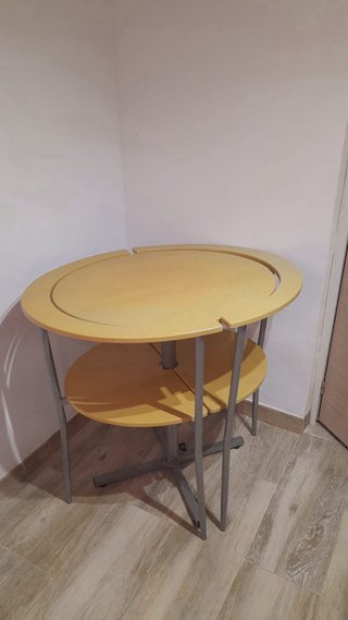 Mesa con sillas integradas