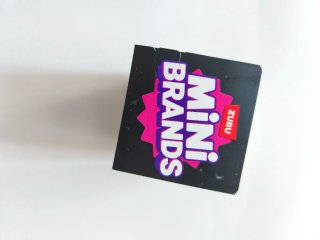 Caja Mini Brands Stranger Things