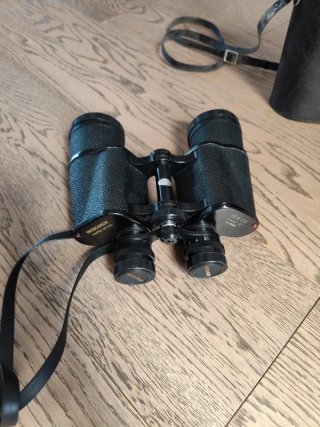 Binocolo nero con tracolla