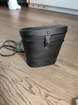 Binocolo nero con tracolla
