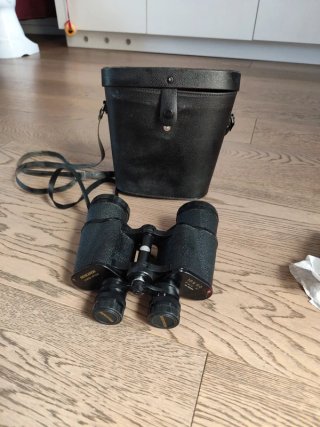 Binocolo nero con tracolla