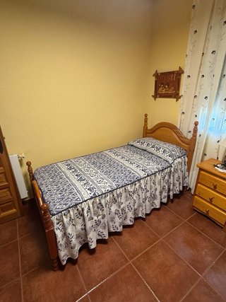 Cama madera maciza , colchon bueno   Y ropa compla