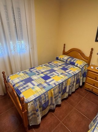 Cama madera maciza , colchon bueno   Y ropa compla