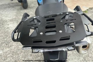 Soporte de baúl HUSQVARNA NORDEN 901 2022 2025