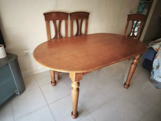 Mesa de comedor ovalada de madera