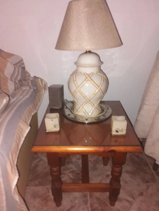 Mesita auxiliar madera y lámpara