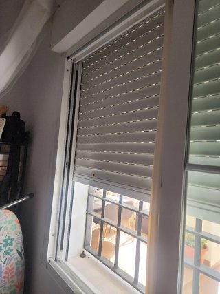 Ventana doble cristal con cajonera