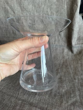 Vaso di vetro trasparente per fiori