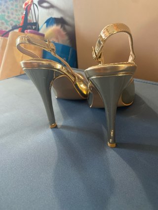 Zapatos de piel dorados destalonados con tacón, 38