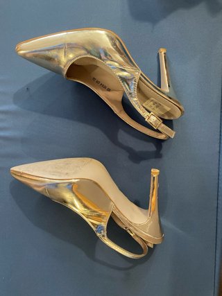 Zapatos de piel dorados destalonados con tacón, 38