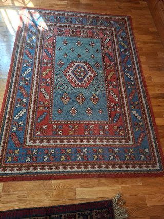 Alfombra de lana azul y roja