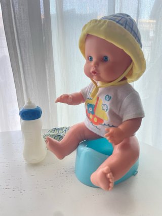 Nenuco - bebé que hace pipí con biberón y orinal