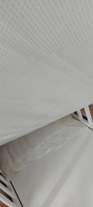 Cuna de bebé blanca con osito