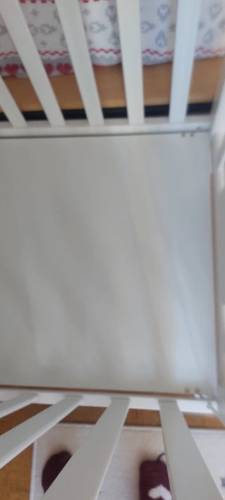 Cuna de bebé blanca con osito