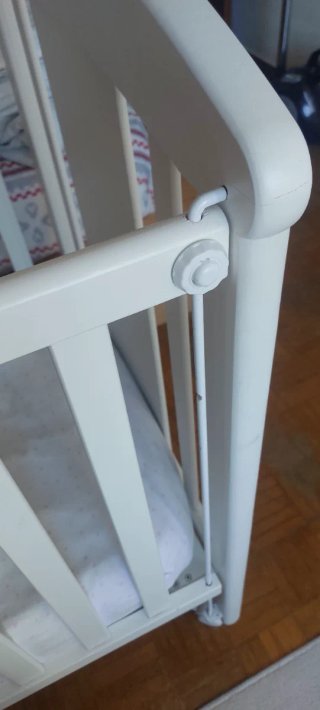 Cuna de bebé blanca con osito
