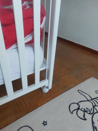 Cuna de bebé blanca con osito