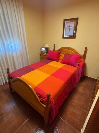 Cama madera maciza con colchón bueno y vestida