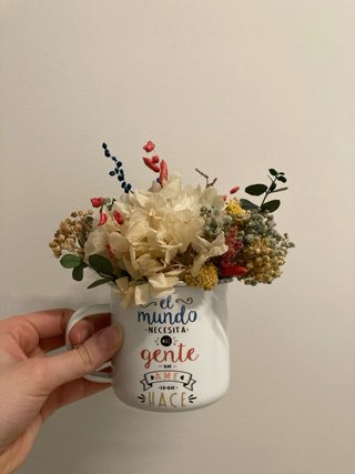 Ramo de flores secas en taza decorada