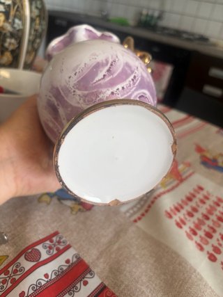 Vaso in porcellana con manici dorati