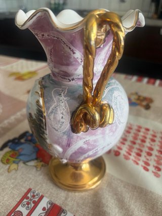 Vaso in porcellana con manici dorati