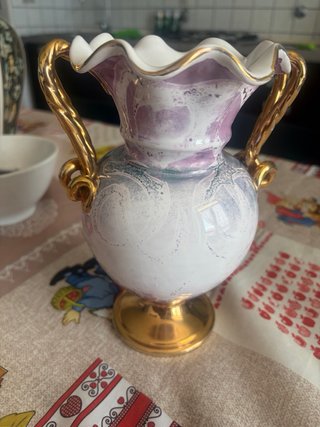 Vaso in porcellana con manici dorati