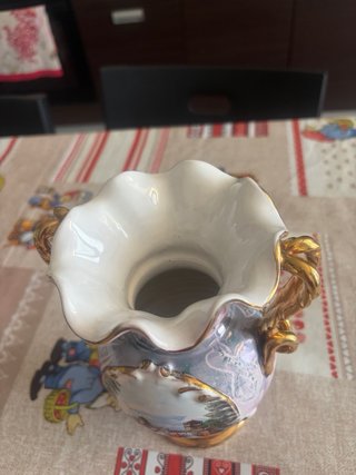 Vaso in porcellana con manici dorati