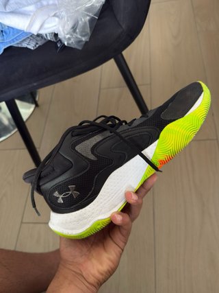 Zapatillas deportivas verdes y naranjas