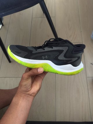 Zapatillas deportivas verdes y naranjas