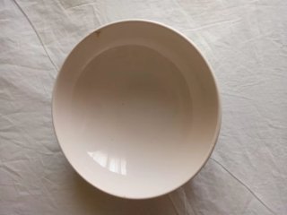 Frutero de porcelana con frutas. Pequeña mella.