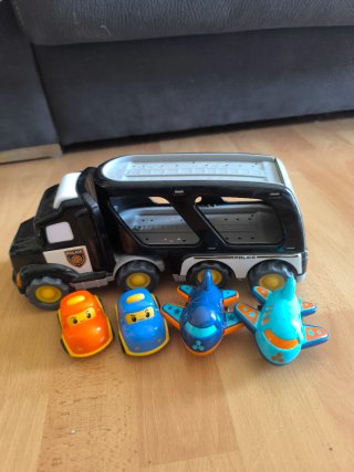 Camión con coches y aviones de juguete