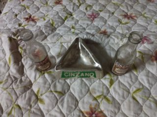 Cenicero Cinzano y 2 botellas originales
