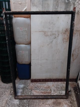 Ventana de hierro con reja