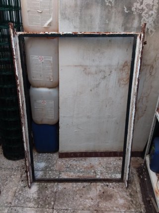 Ventana de hierro con reja
