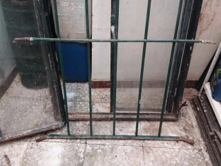Ventana de hierro con reja