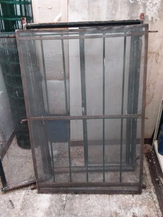 Ventana de hierro con reja