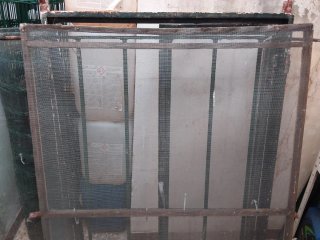 Ventana de hierro con reja