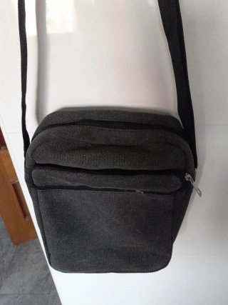 Regalo. Bolso bandolera negro multiusos