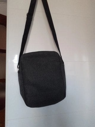 Regalo. Bolso bandolera negro multiusos