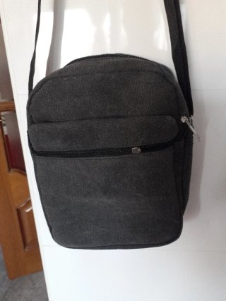 Regalo. Bolso bandolera negro multiusos