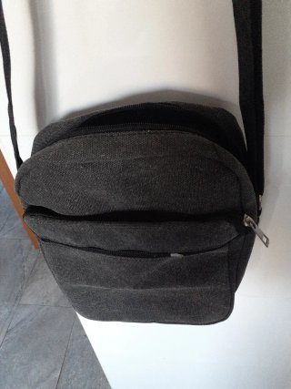Regalo. Bolso bandolera negro multiusos