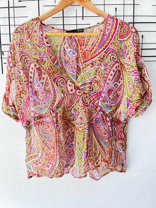 Elegante blusa de seda estampado paisley