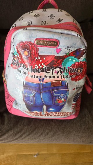 Mochila Nicole Lee Flores y Jeans