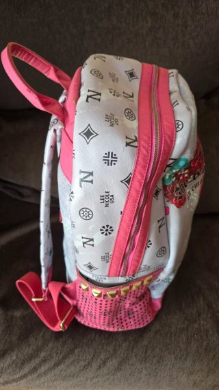Mochila Nicole Lee Flores y Jeans