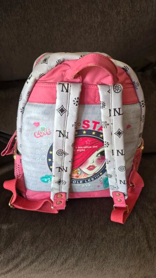 Mochila Nicole Lee Flores y Jeans