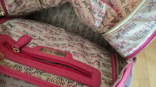 Mochila Nicole Lee Flores y Jeans