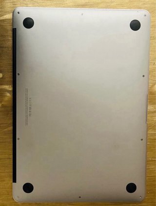 MacBook Air Plata, con ratón inalámbrico de rega